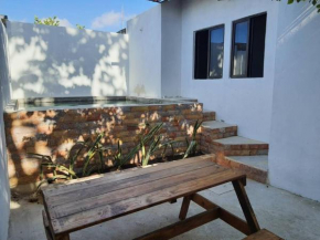 Casa sola con piscina, semi amueblada y porch